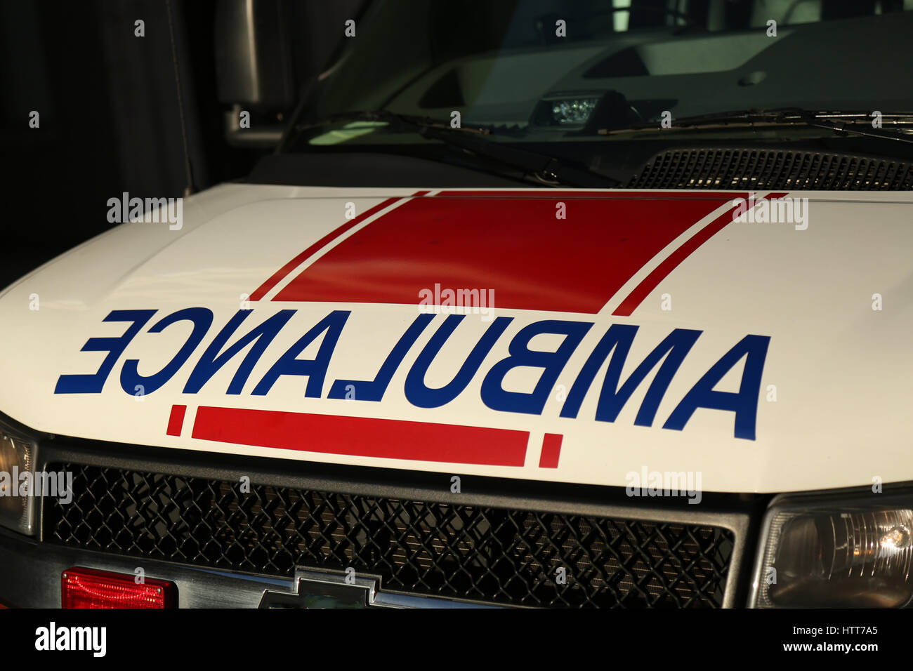 Frontale Teil rot weißes medizinische Fahrzeug Stockfoto