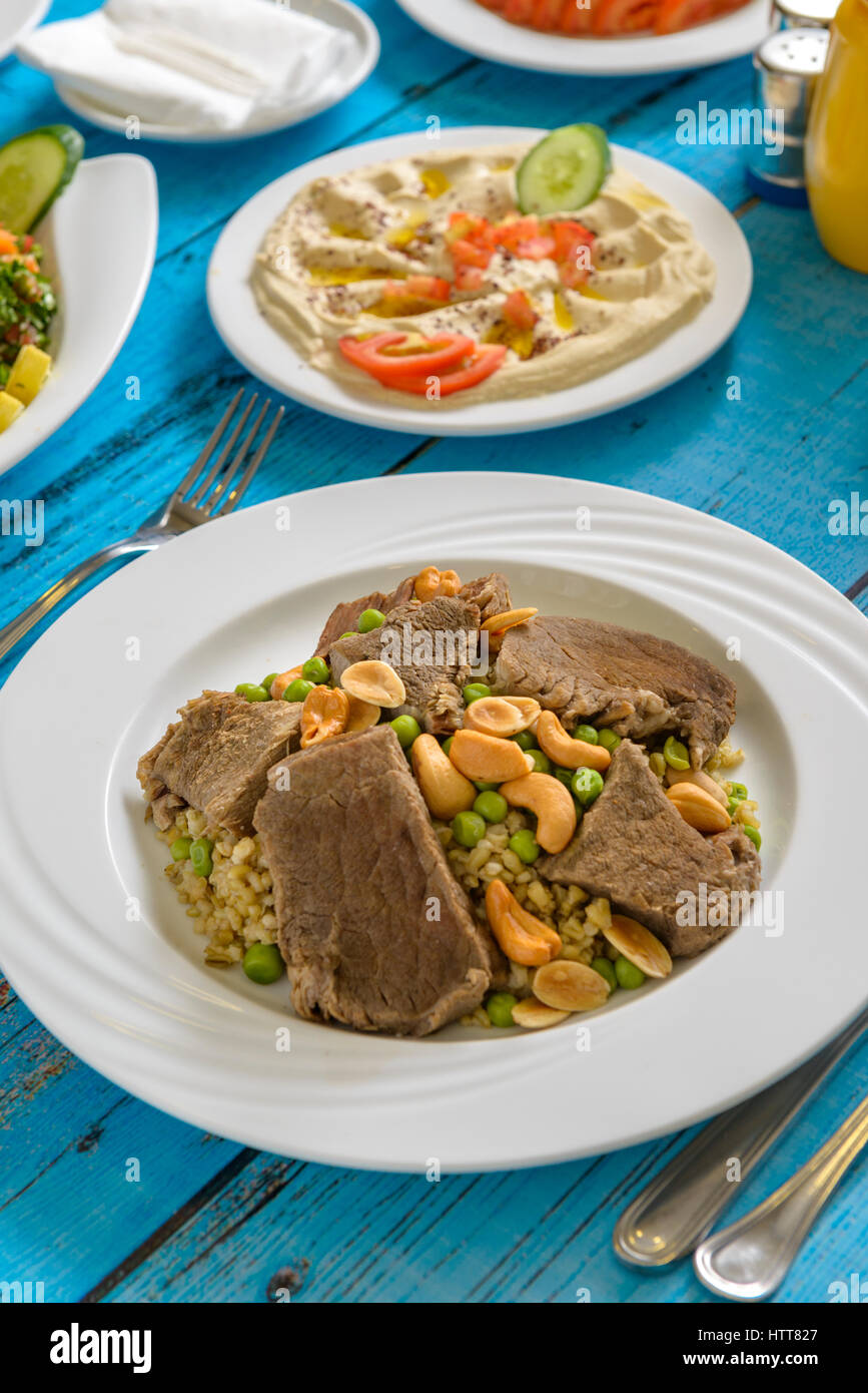 Eine Mahlzeit aus traditionellen syrischen Freekeh auf Tisch Stockfoto