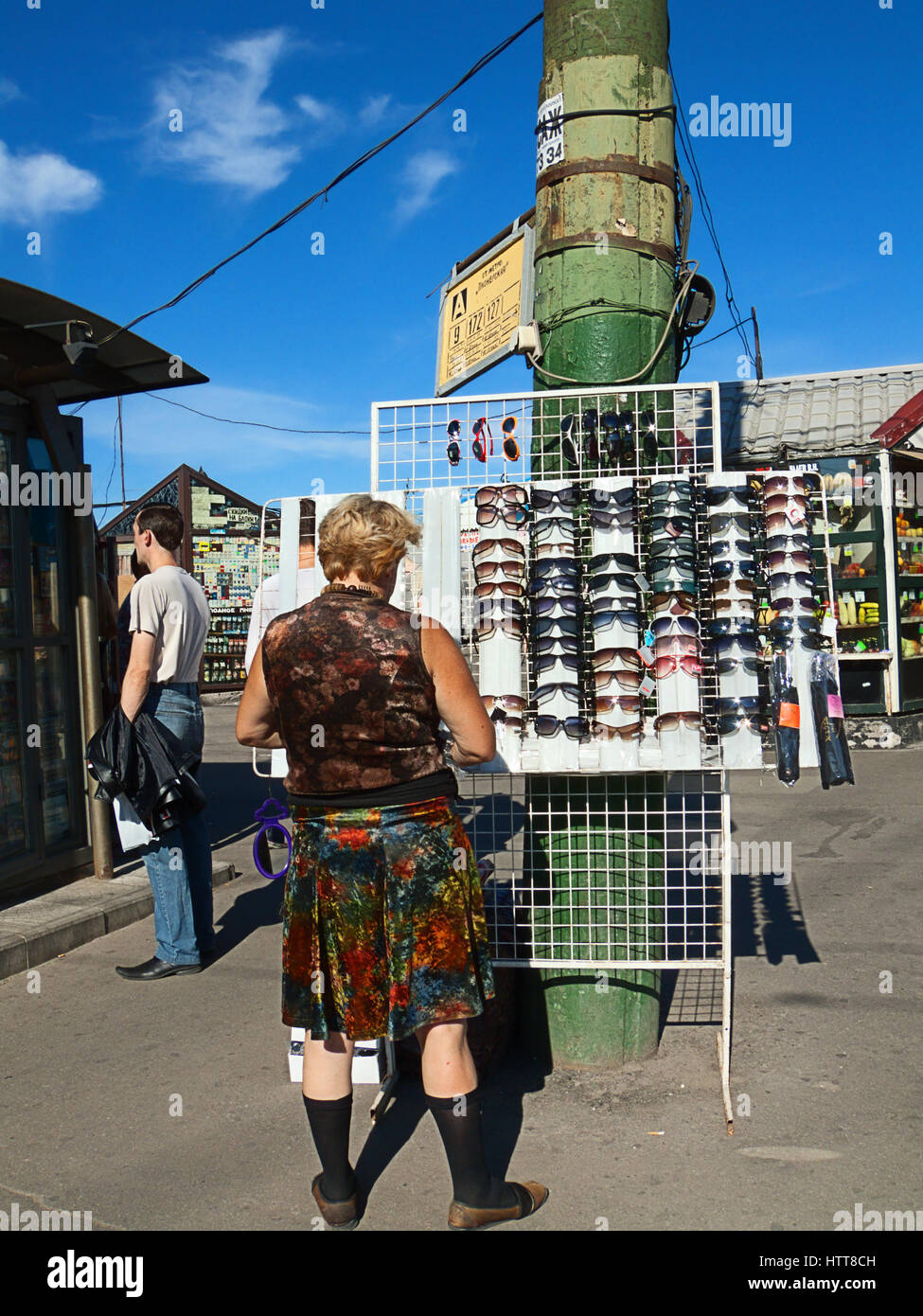 Frau wählt der Sonnenbrille in der Straßenhändler. St. Petersburg, Russland, 07. 2006 Stockfoto