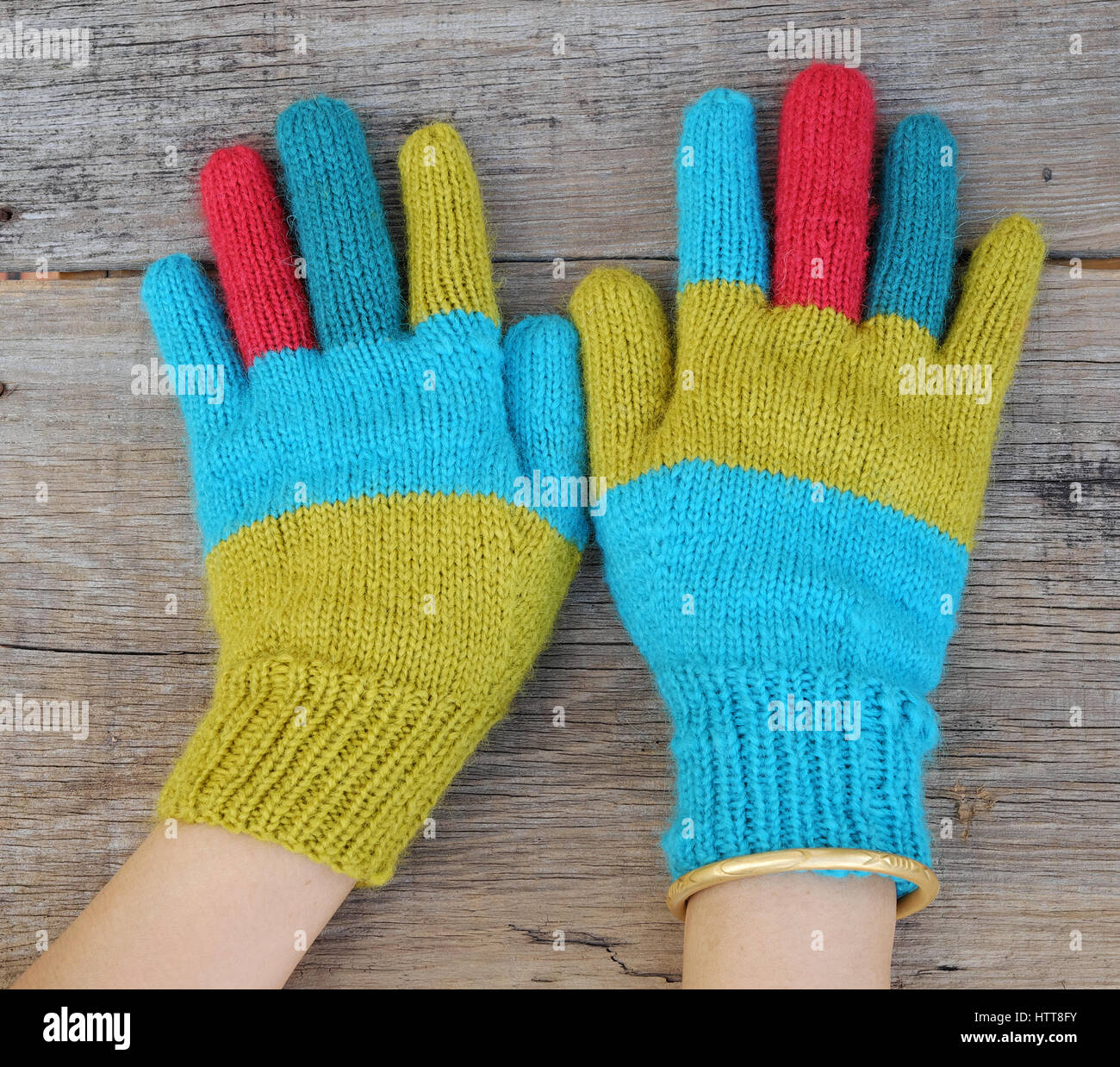 Abstrakte Zubehör für kalte Tage im Winter, machen bunte Handschuhe aus Freizeit Hobby Freizeit, selbstgemachtes Geschenk für Muttertag oder Valentinstag Stockfoto
