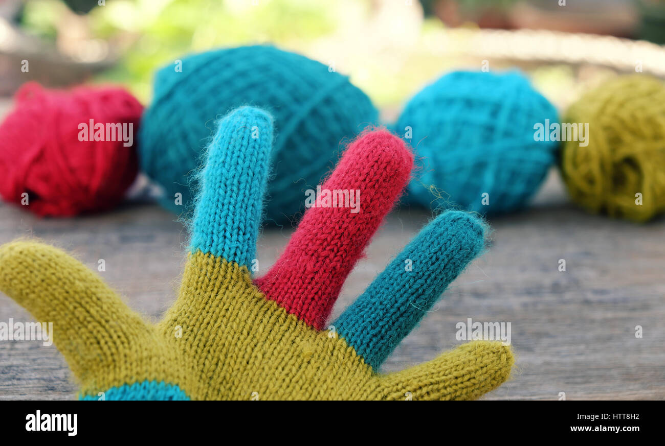 Abstrakte Zubehör für kalte Tage im Winter, machen bunte Handschuhe aus Freizeit Hobby Freizeit, selbstgemachtes Geschenk für Muttertag oder Valentinstag Stockfoto