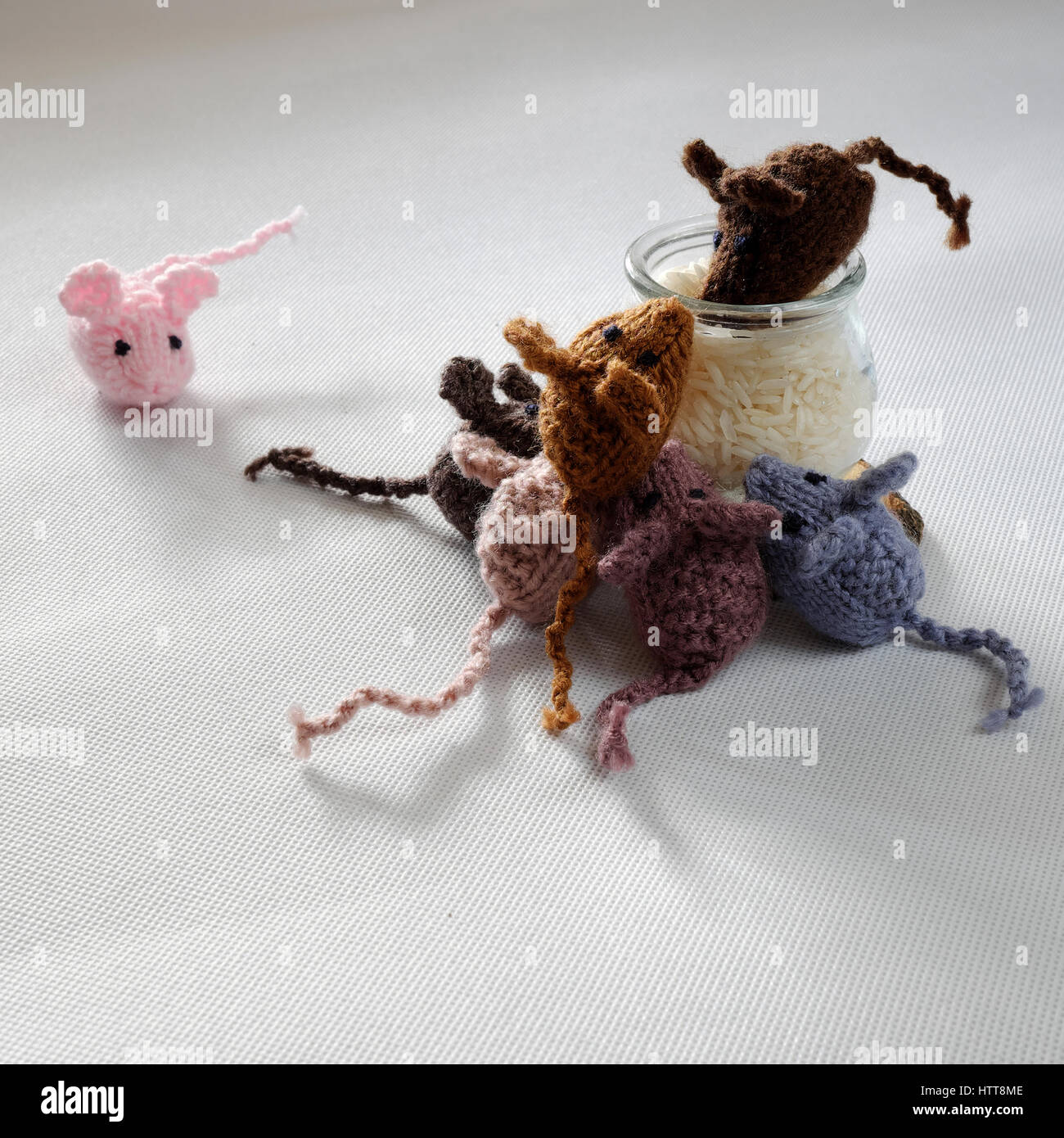 Lustiges Konzept von handgefertigtes Produkt, Gruppe von kleinen Mäusen essen Reis, erstaunliche Tiere Spielzeug für Kind, gestrickte Ratten von Garn stricken Stockfoto