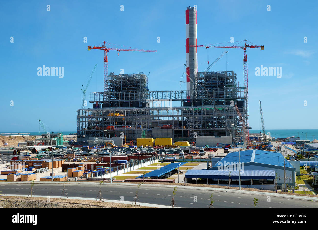 BINH THUAN, VIET NAM - FEB 1,2016: Vinh Tan thermische Kraftwerk bauen bei Tuy Phong, Binh Thuan, Energie-Projekt für die Industrie in Vietnam Stockfoto