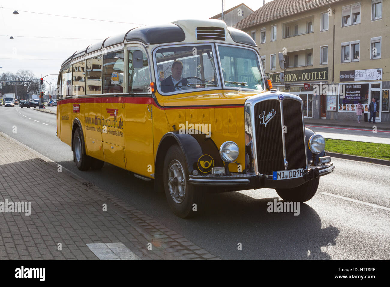 Ein 1955 Saurer Alpenpostbus L4CT2D/55 classic vintage Bus/Bus betrieben von oldtimerbustouren.de Fahrt in Bielefeld, Deutschland Stockfoto