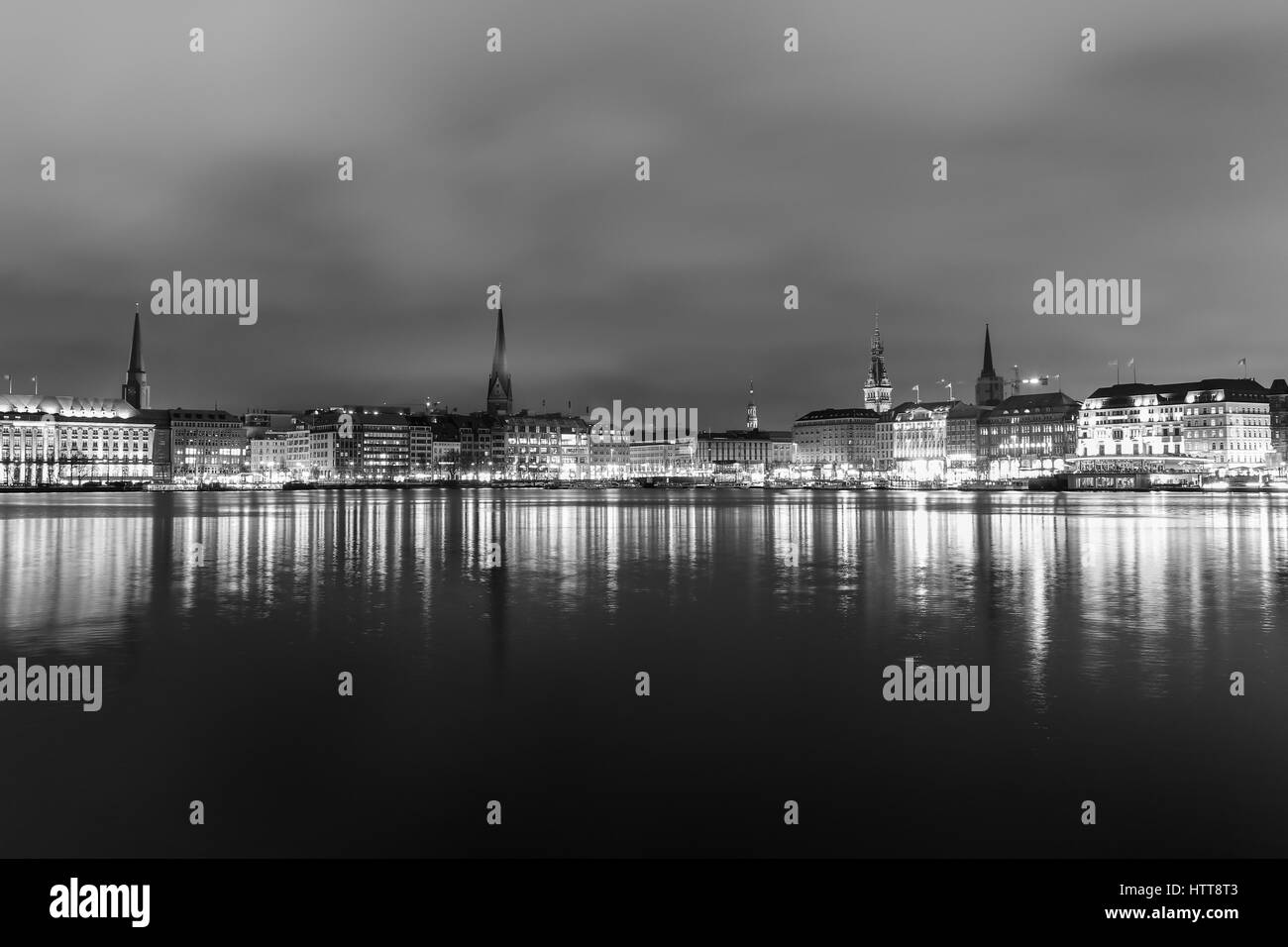 Panoramablick von der Binnenalster in Hamburg Innenstadt in der Nacht in schwarz und weiß. Stockfoto