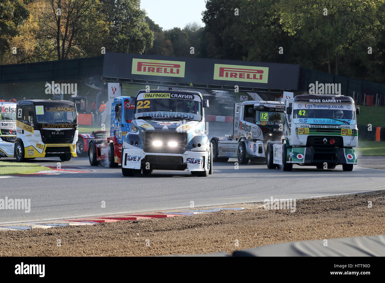 Die Truckpack einschalten und brüllend um Clearways Ecke in Brands Hatch Rennstrecke unter der Leitung von LKW Nr. 22 der Oly Janes Stockfoto