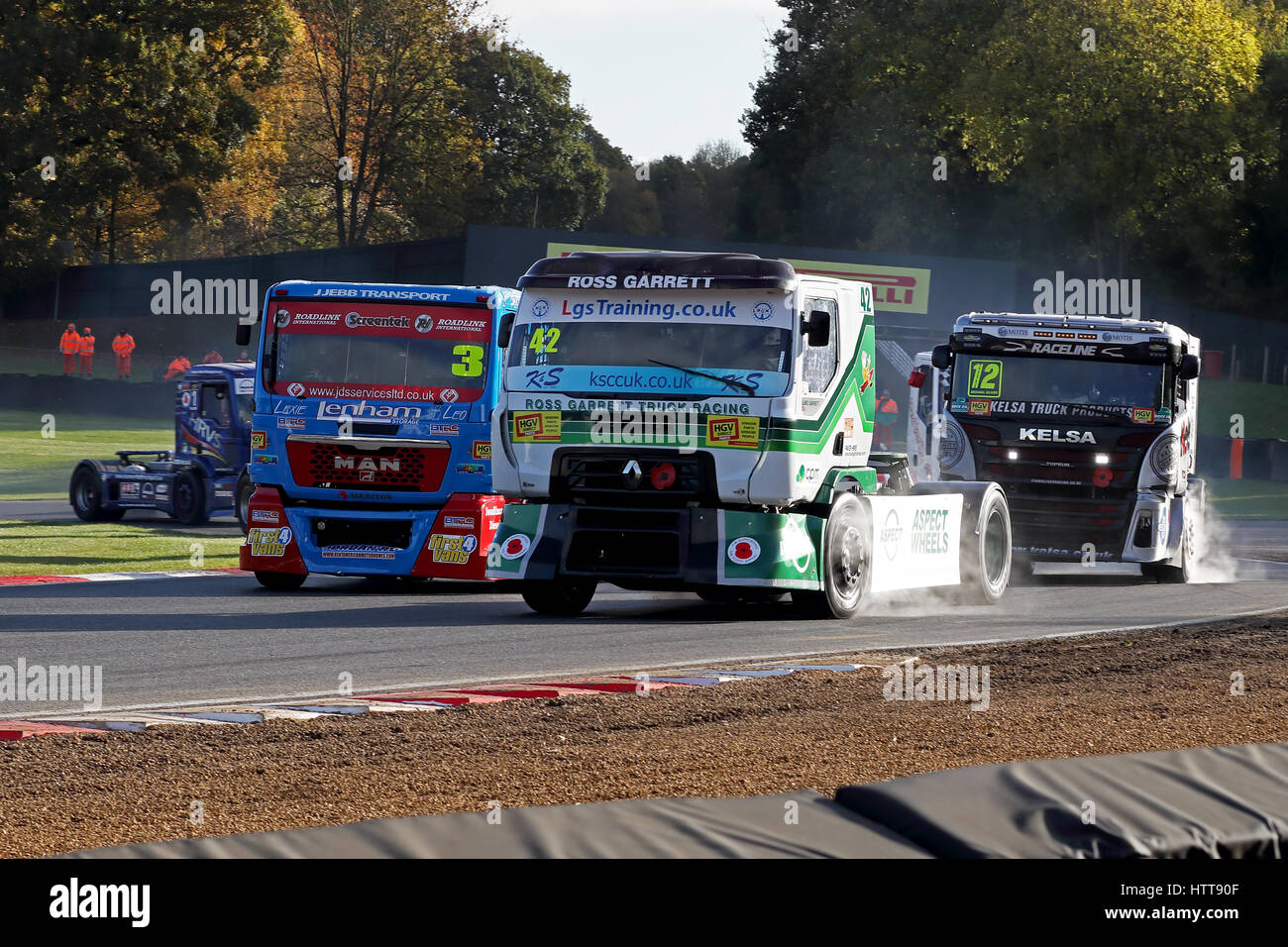 Der Truck Pack einschalten und brüllend um Clearways Ecke in Brands Hatch Rennstrecke mit LKW Nr. 42 voran Stockfoto