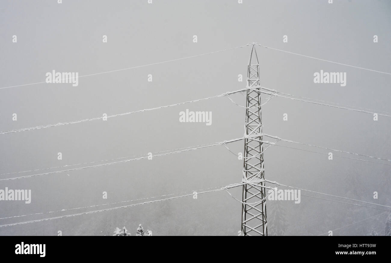 Gefrostet Strommasten an einem nebligen kalten Wintertag bei Disentis, Schweiz Stockfoto