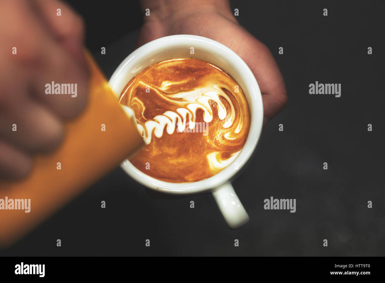 Italienischer Kaffee Mit Milch Stockfotos und -bilder Kaufen - Alamy