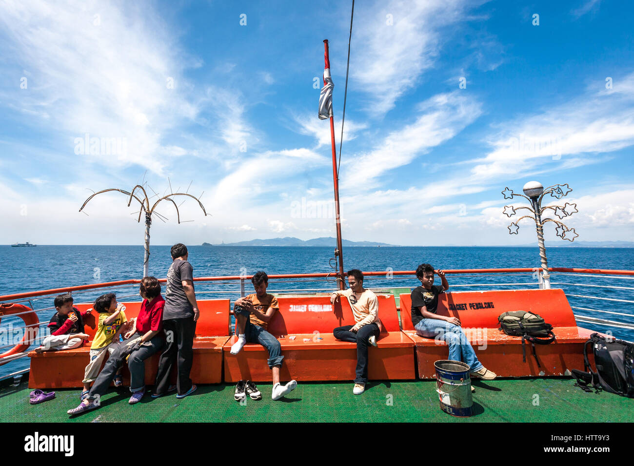 Passagiere genießen Freizeit auf dem Oberdeck der Fähre während der Überquerung der Sundastraße. Stockfoto