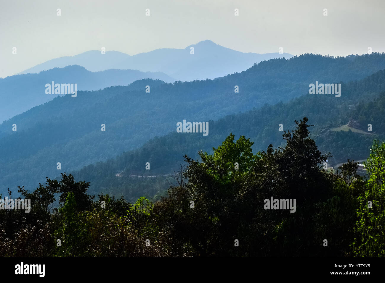 Bergige Landschaft der Panchase Region von Bhanjyang, Kaski, Nepal gesehen. Stockfoto