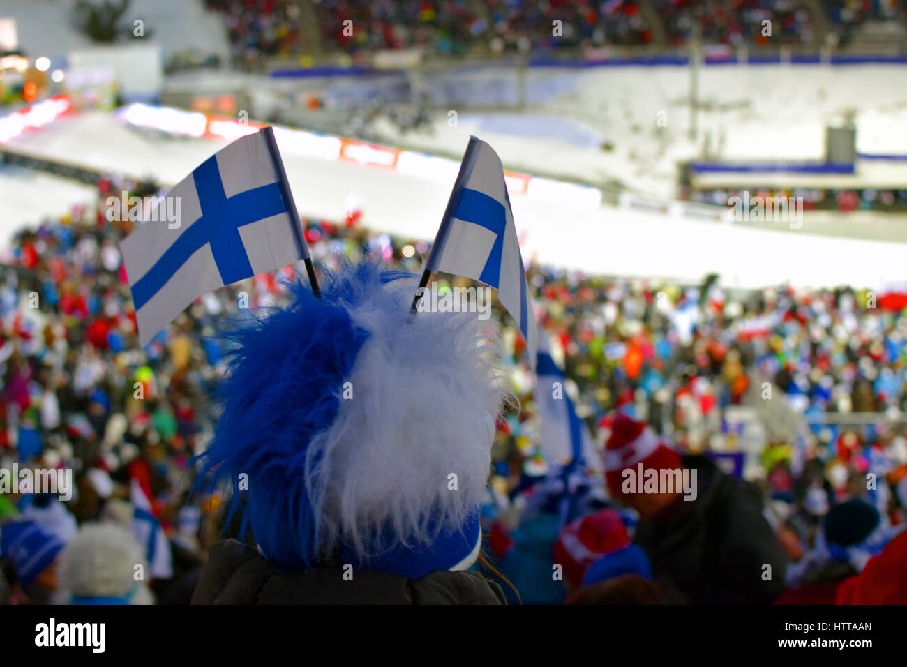 Publikum im Lahti2017 FIS Nordischen Ski-WM Skispringen beobachten. Stockfoto