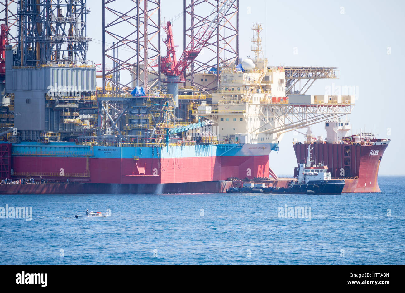Schiff für den Transport schwerer Lasten in der Offshore-Industrie, die Transport von einem Aufbocken Bohranlage aus Südkorea, Norwegen entworfen. Stockfoto
