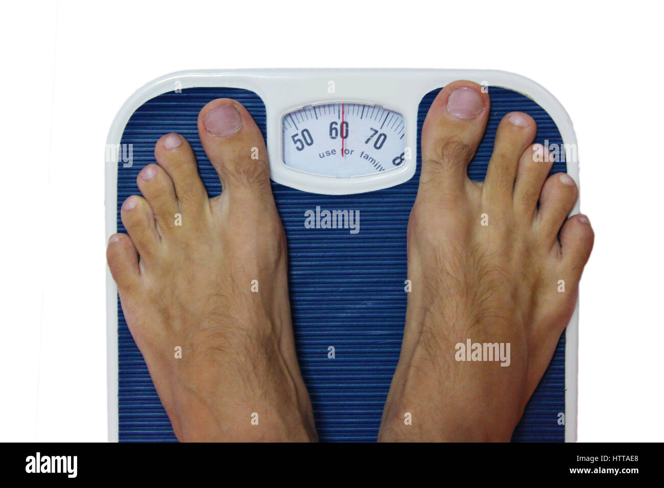 Männliche Gewichtung auf Skala auf weißem Hintergrund Stockfoto