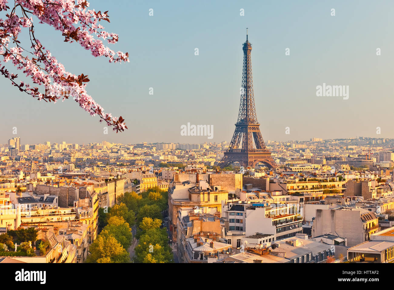 Blick auf Eiffelturm in Paris bei Frühling, Frankreich Stockfoto