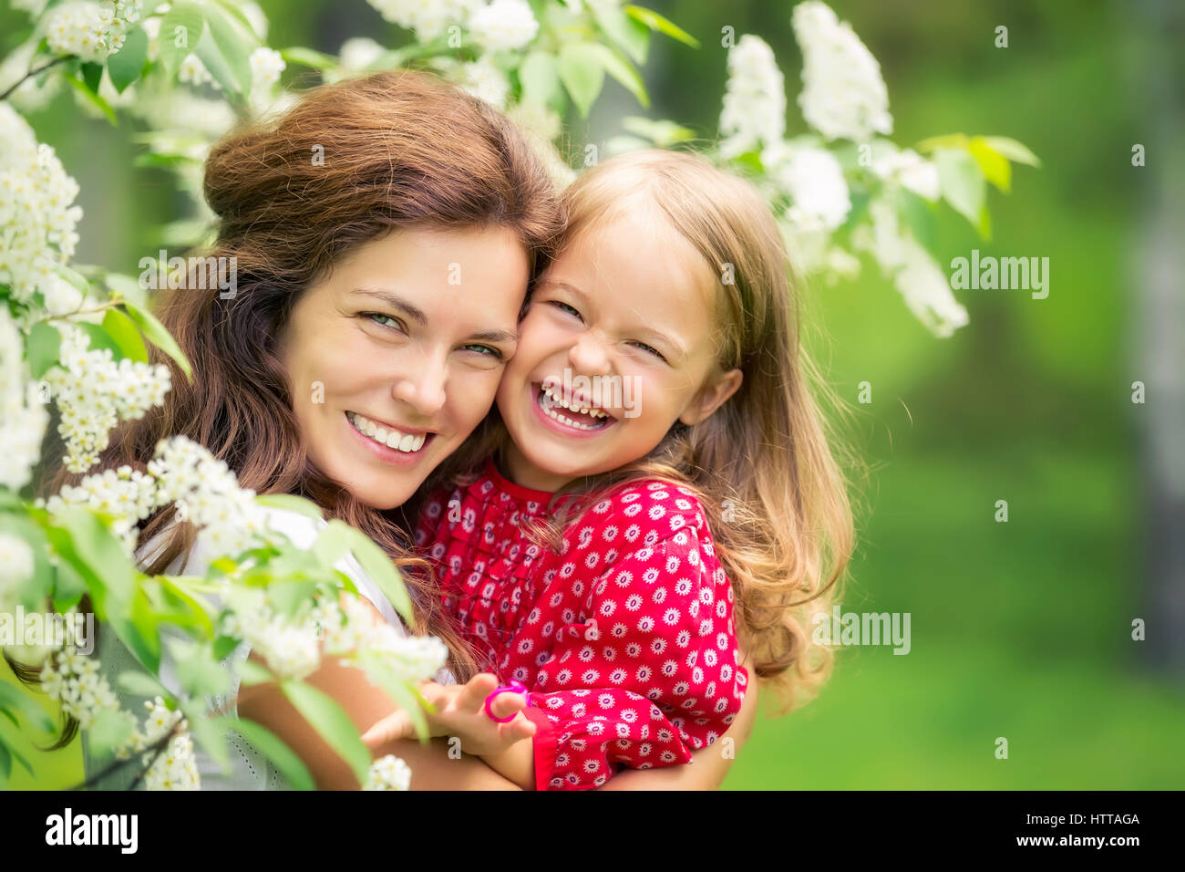 Porträt der glückliche Mutter und Töchterchen im Frühlingspark Stockfoto