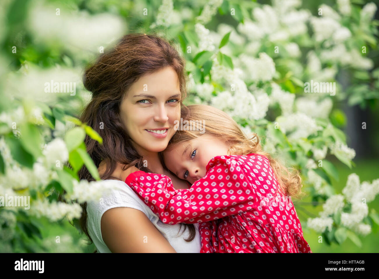 Porträt der glückliche Mutter und Töchterchen im Frühlingspark Stockfoto