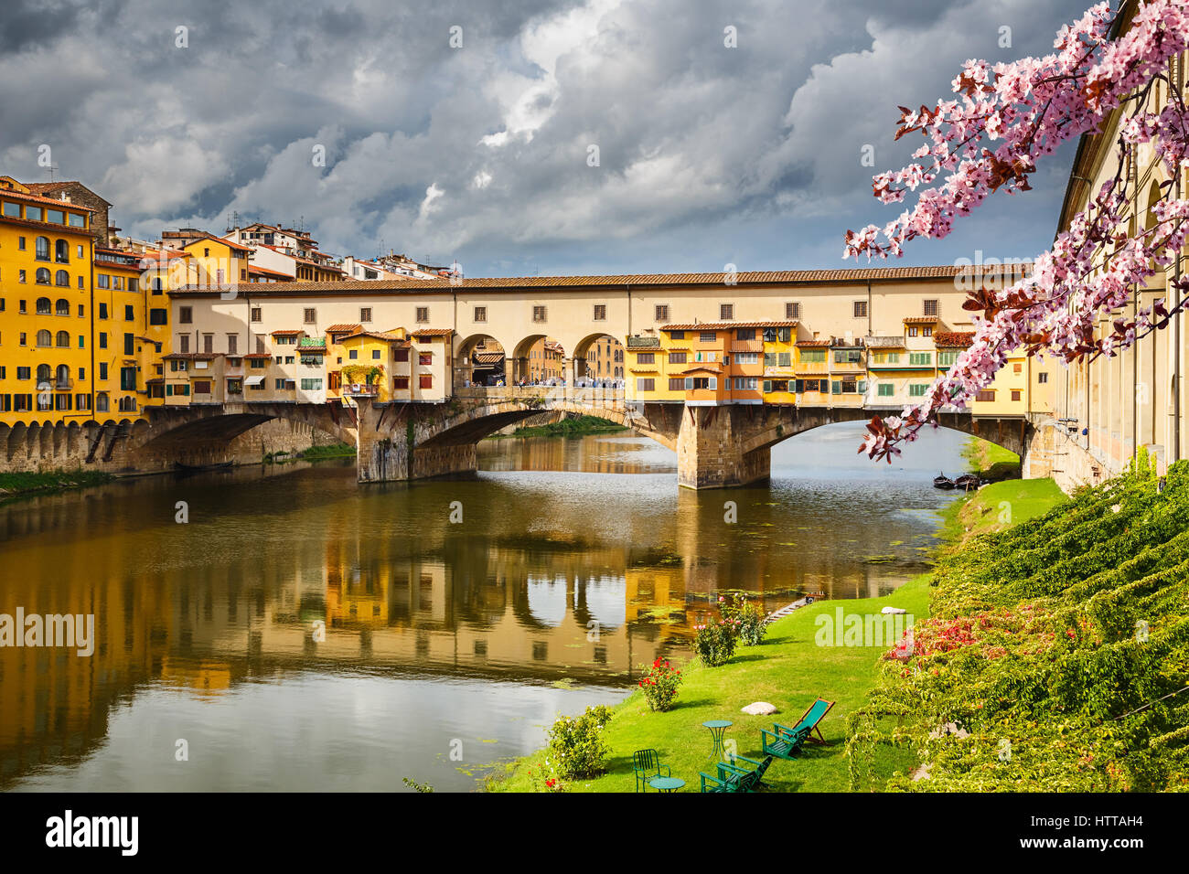 Ponte Vecchio in Florenz im Frühjahr, Italien Stockfoto