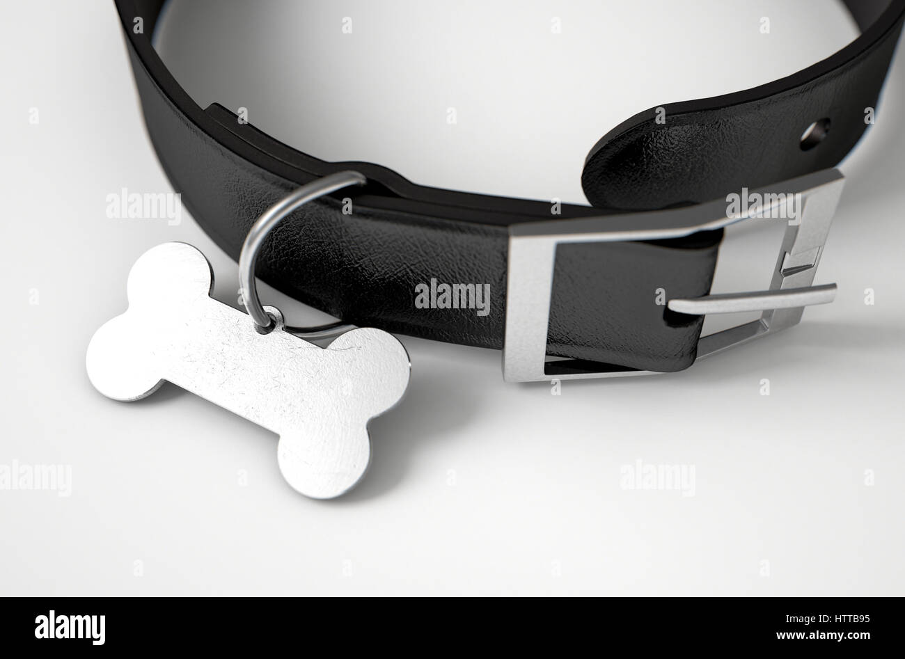 Ein Hundehalsband aus schwarzem Leder mit einem Stahl Knochen geformt Erkennungsmarke isoliert auf einem weißen Studio-Hintergrund - 3D render Stockfoto