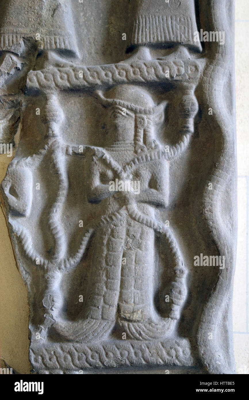 Stele von Untash-Napirischa, König von Anshan und Susa. Iran. 1340-1300 V.CHR. Elamite Periode. Detail Frau-Fisch, Ströme von Wasser zu halten. Louvre. Stockfoto