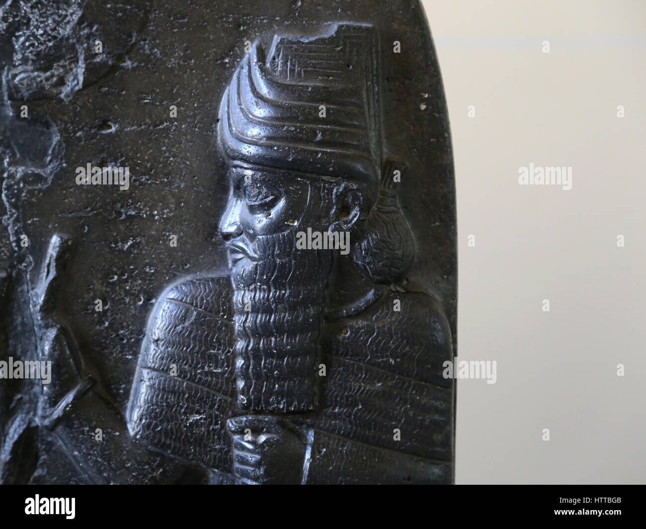 Babylonische Stele von Elamite King an sich gerissen. Detail-Gott. Basalt. 12. Jahrhundert v. Chr.. Von Susa. Mesopotamien. Irak. Louvre-Museum. Stockfoto