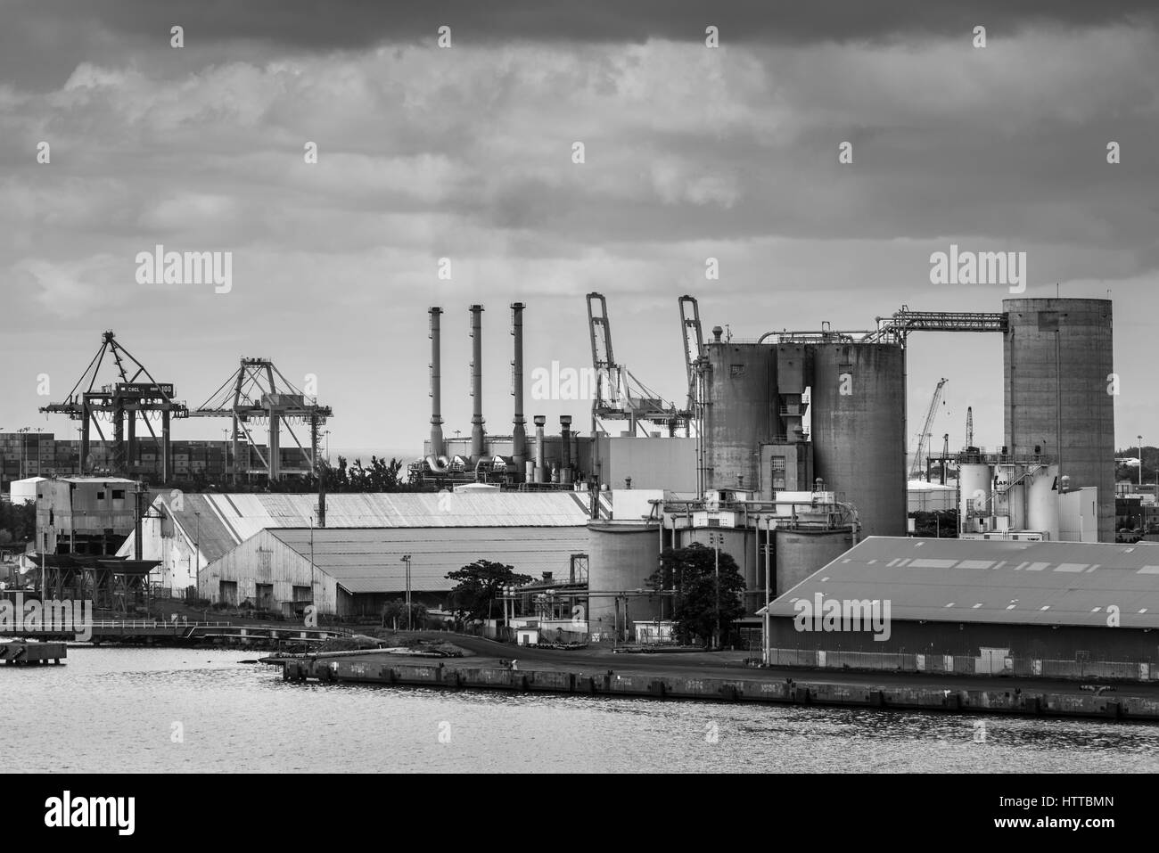 Port Louis, Mauritius - 12. Dezember 2015: Industrielle Landschaft im Import-Export und Logistik in Port Louis, Mauritius. Schwarz / weiß Foto Stockfoto