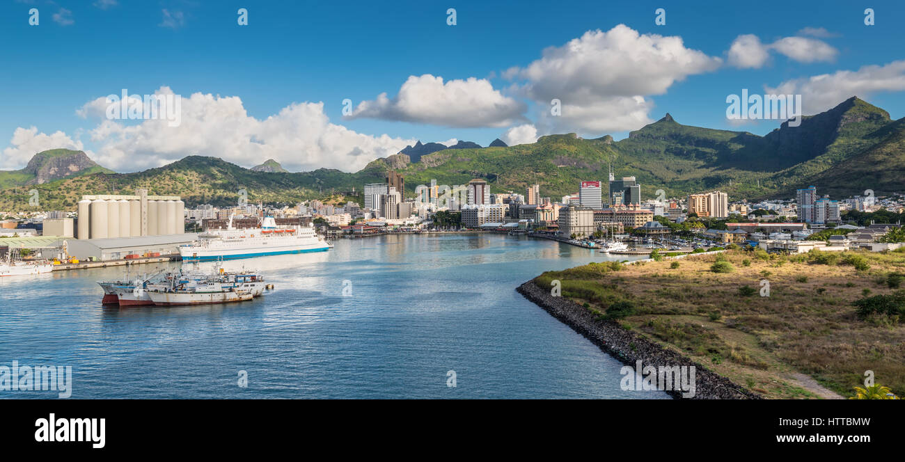 Port Louis, Mauritius - 12. Dezember 2015: Panoramablick auf die Bucht von Port Louis Mauritius. Die Stadt ist des Landes, wirtschaftliche, kulturelle, politische Stockfoto