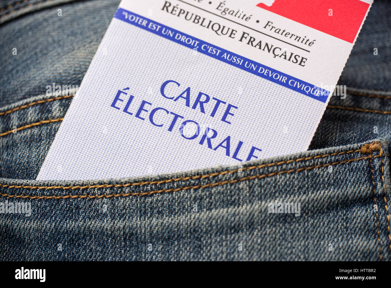 Französischen Wahlen Karte in der Gesäßtasche der Jeans, 2017 Präsidentschaftswahlen Konzept Stockfoto