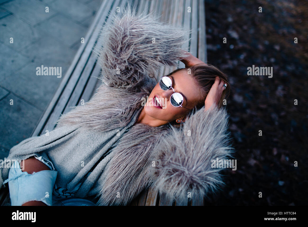 Stilvolle glücklich lächelnde Mädchen Stockfoto