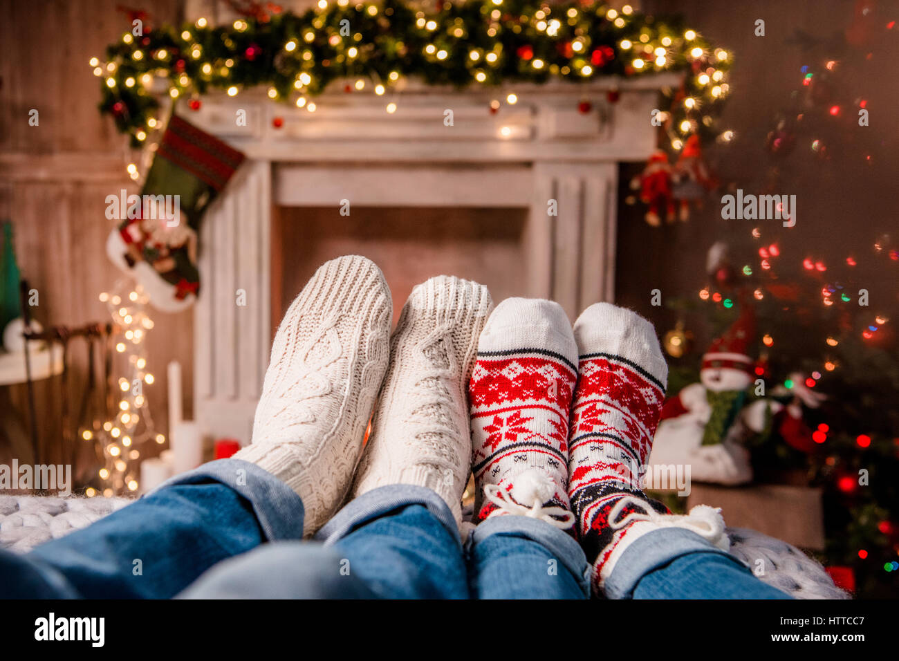 Beine in warme Socken Stockfoto