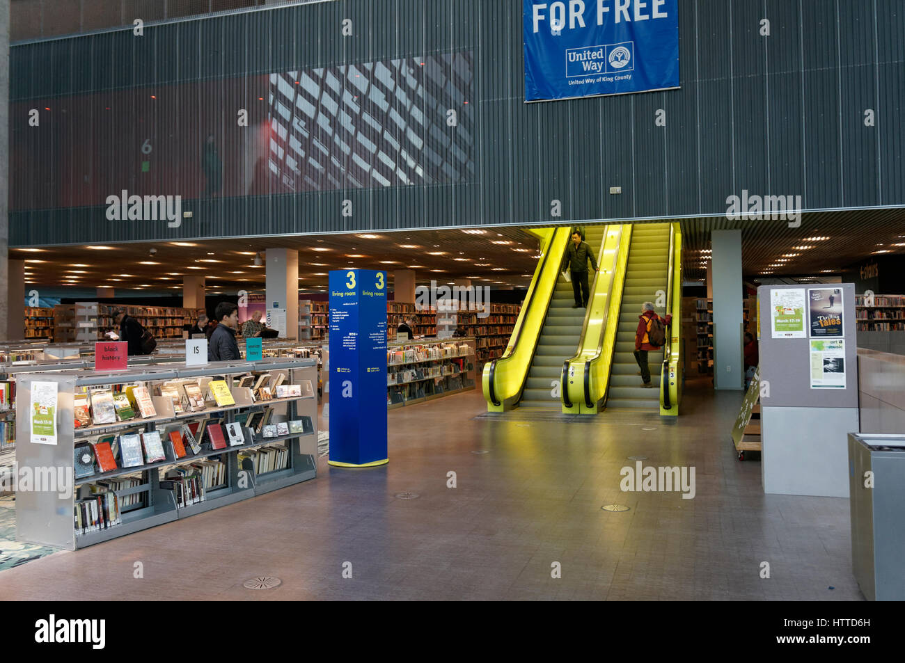 Buchen Sie Regale und Rolltreppen im Wohnzimmer auf Ebene 3 des Seattle Central Library Gebäude in der Innenstadt von Seattle, Washington State, USA Stockfoto