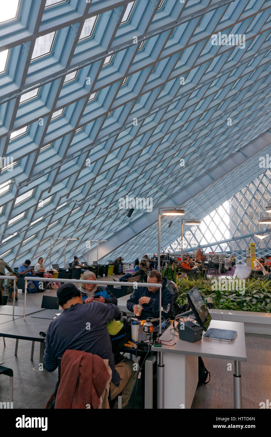 Menschen im Wohnzimmer auf Ebene 3 des Seattle Central Library Gebäude in der Innenstadt von Seattle, Washington State, USA sitzt Stockfoto