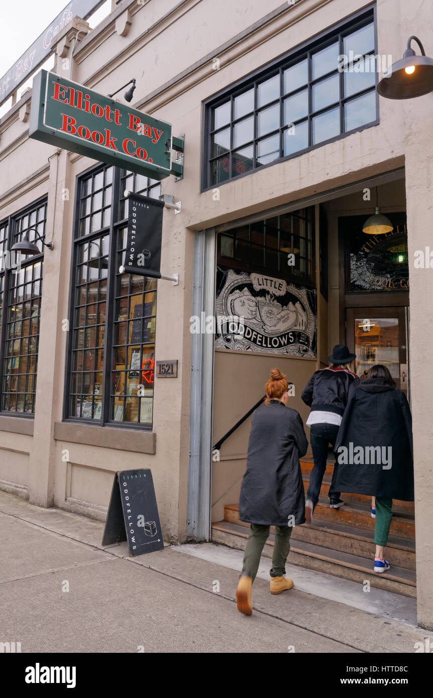 Junge Frauen, die in der Buchhandlung Elliot Bay Book Company im Stadtteil Capitol Hill von Seattle, Washington, USA Stockfoto