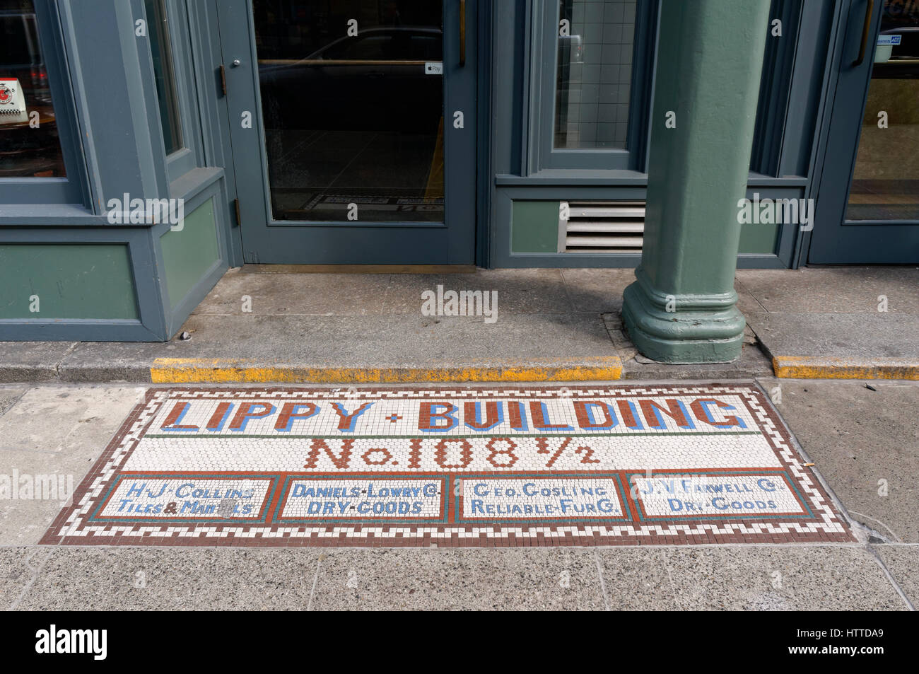 Gekachelte Geist Zeichen oder Zeichen der Titel auf dem Bürgersteig vor dem Lippy Gebäude in der historischen Pioneer Square Nachbarschaft von Seattle, Washington, USA Stockfoto