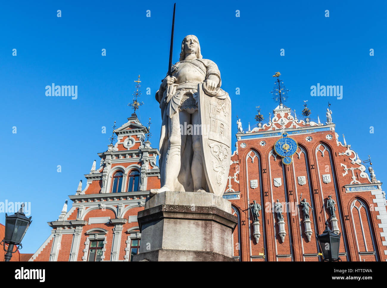 Roland-Statue am Albert Square, Altstadt von Riga, Hauptstadt der Republik Lettland. Das Schwarzhäupterhaus auf Hintergrund Stockfoto