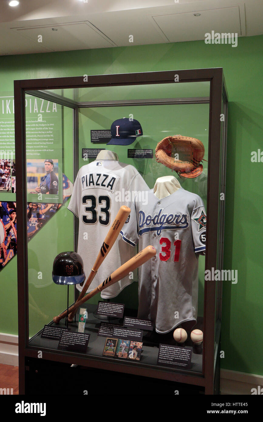 Erinnerungsstücke, Mike Piazza, in die Hall Of Fame im Jahr 2016, National Baseball Hall Of Fame & Museum, Cooperstown, USA aufgenommen wurde, angehören. Stockfoto