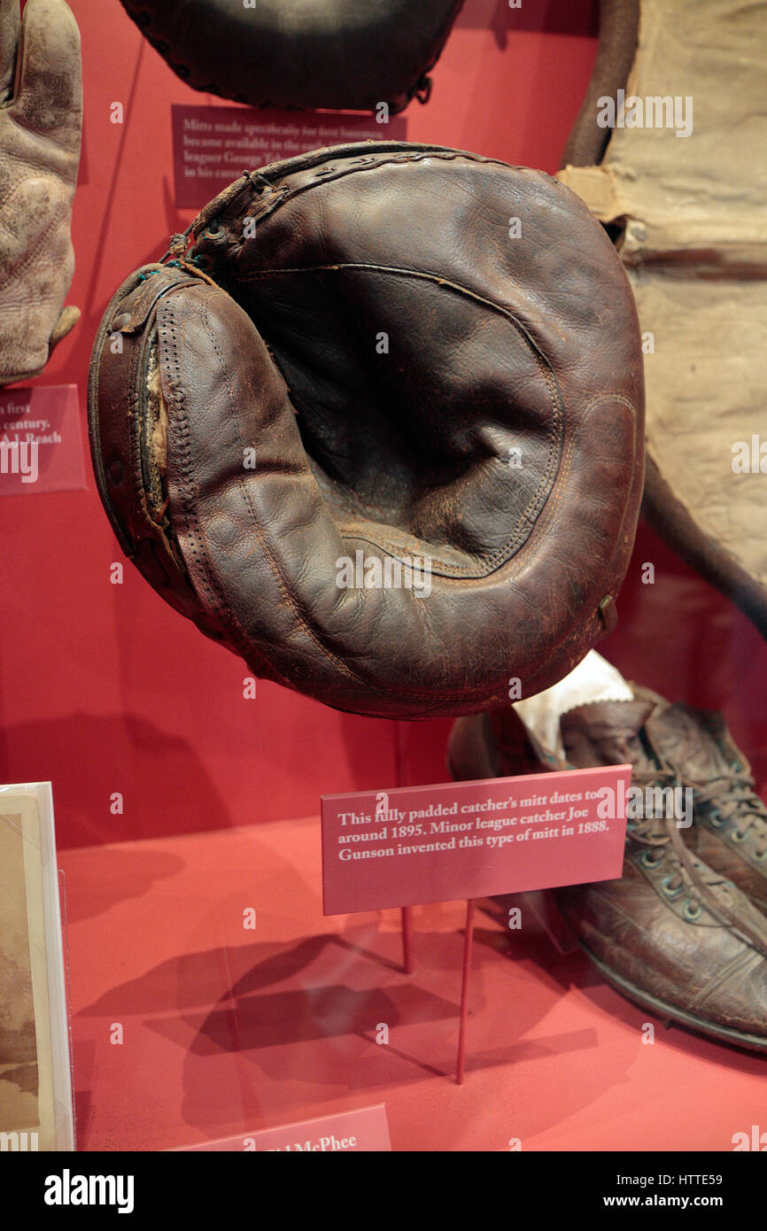 Ein 1895 Baseball Fanghandschuh, National Baseball Hall Of Fame and Museum, Cooperstown, Vereinigte Staaten von Amerika. Stockfoto