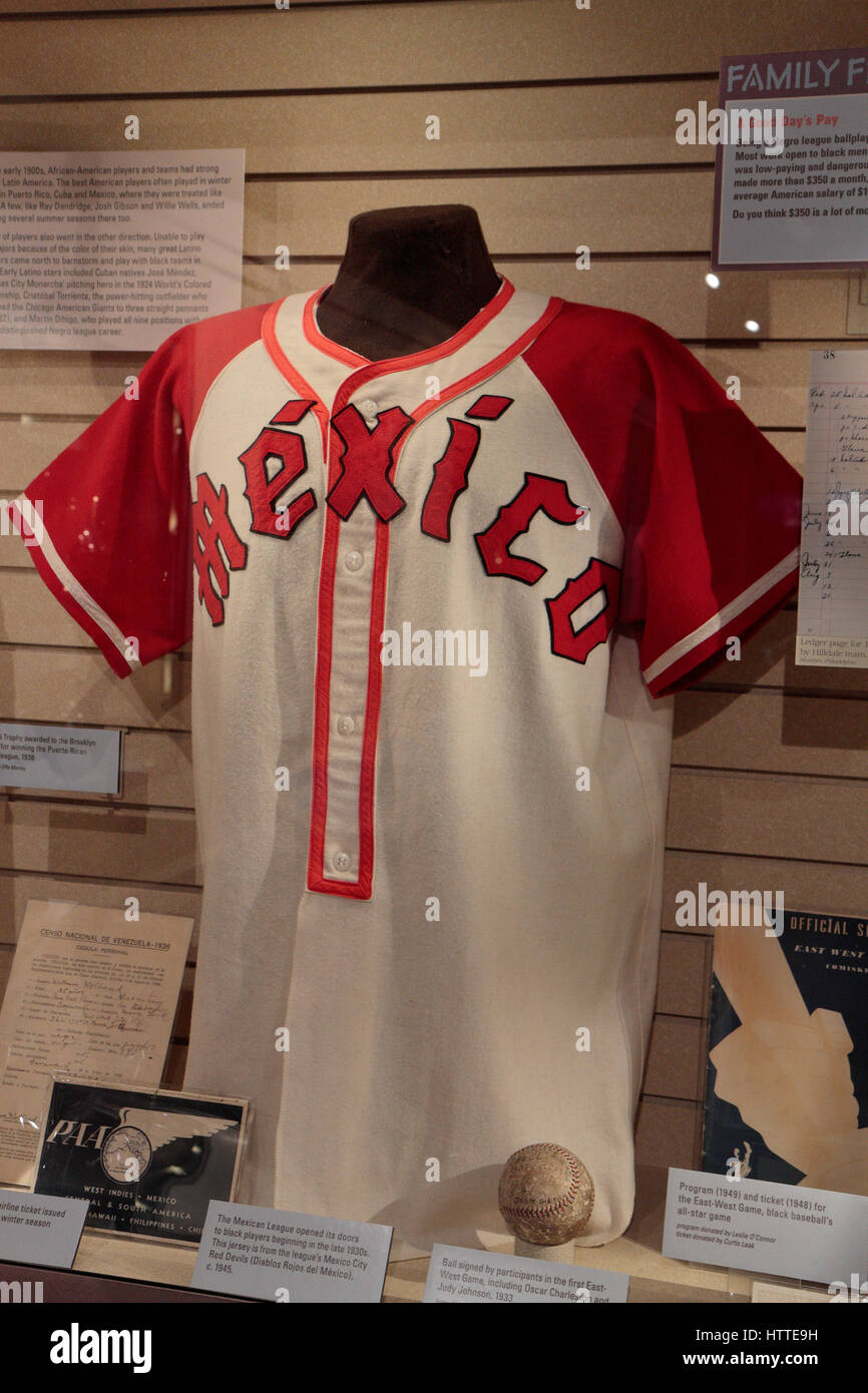 Mexikanische Baseball League Trikot (Mexiko-Stadt Red Devils), National Baseball Hall Of Fame and Museum, Cooperstown, Vereinigte Staaten von Amerika. Stockfoto