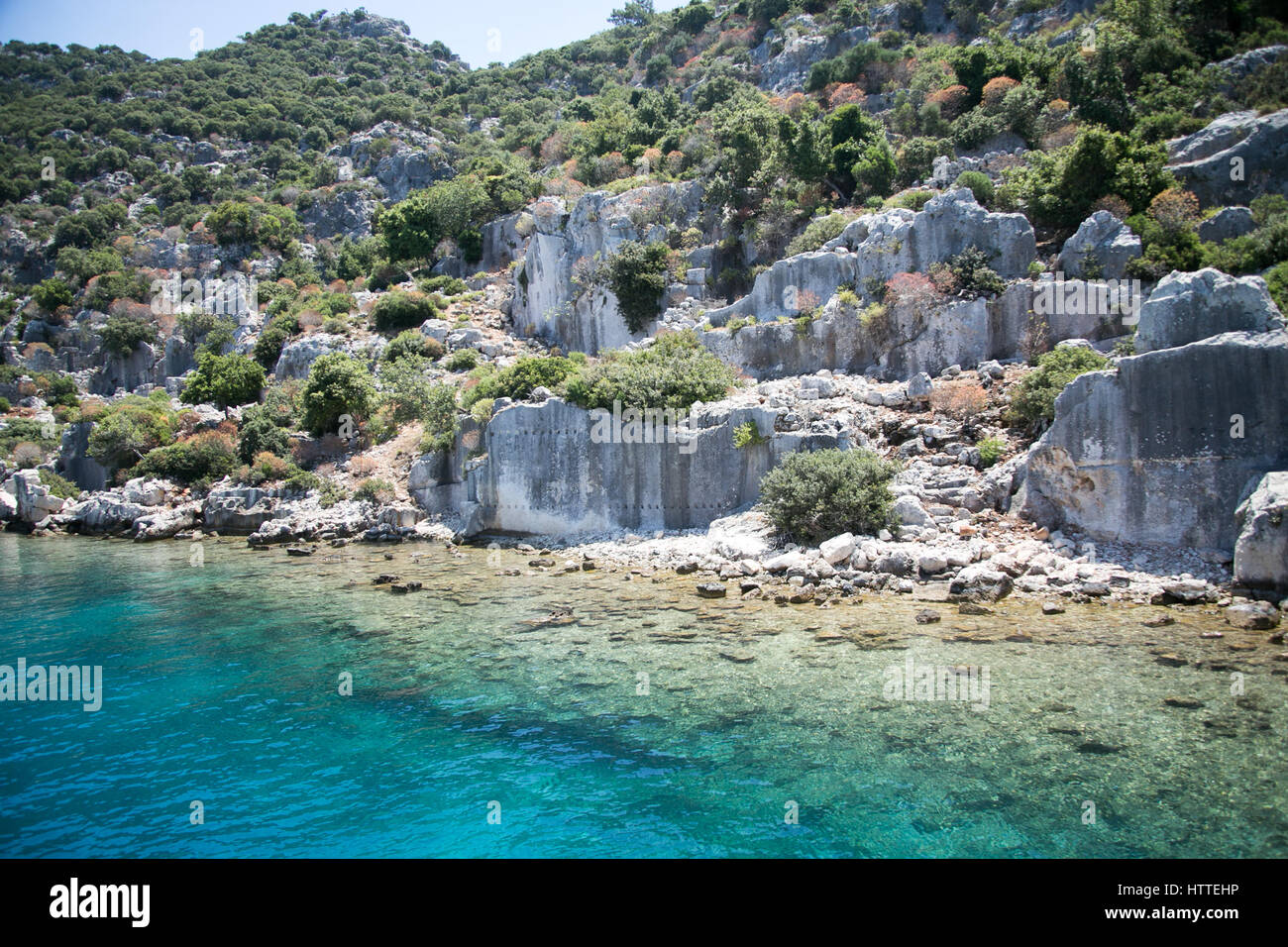 versunkene Stadt Kekova Bucht der Uchagiz Blick vom Meer in Antalya Provinz der Türkei mit Türkis Meer Felsen und grünen Büschen Stockfoto