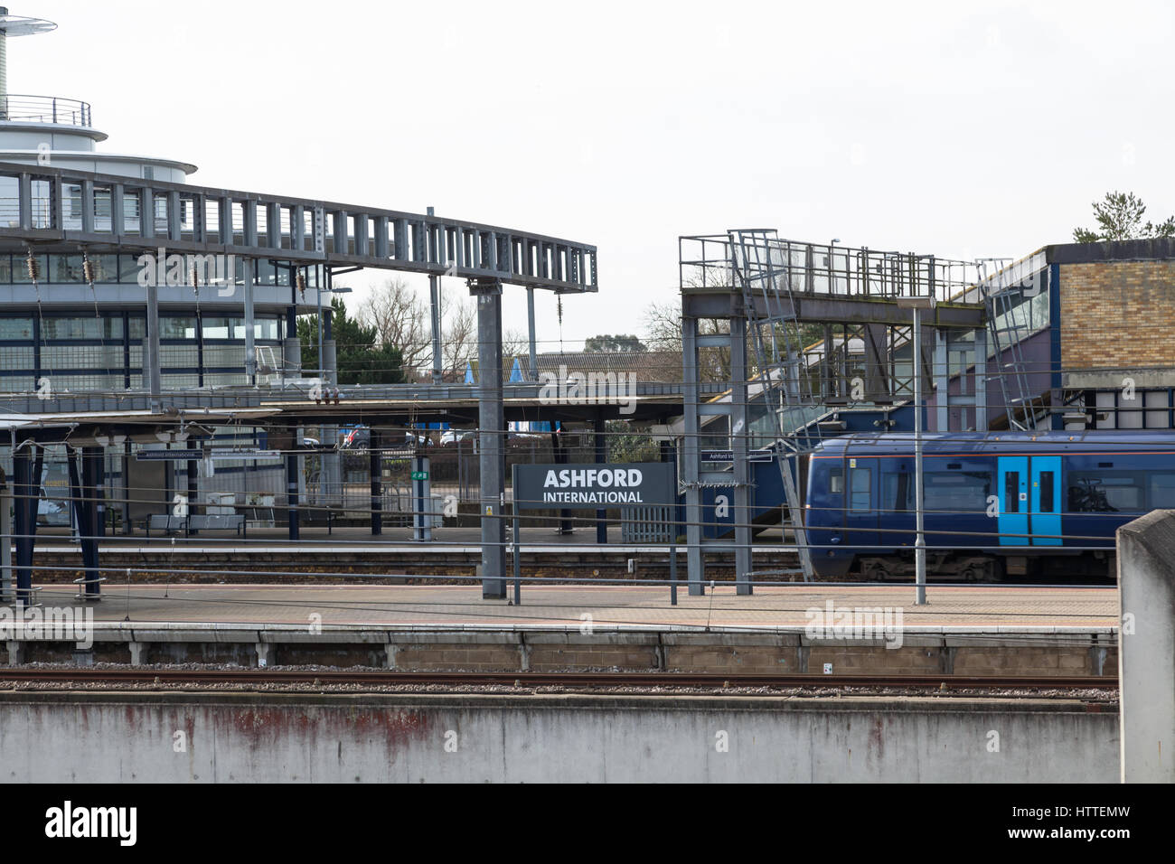 Ashford International Bahnhof und südöstlichen Zug. Ashford, Kent Stockfoto