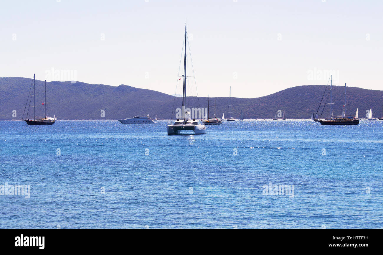 Segeln Sie Boote (Yachten) vor Bodrum Stadtzentrum entfernt. Es ist ein sonniger Sommertag. Stockfoto