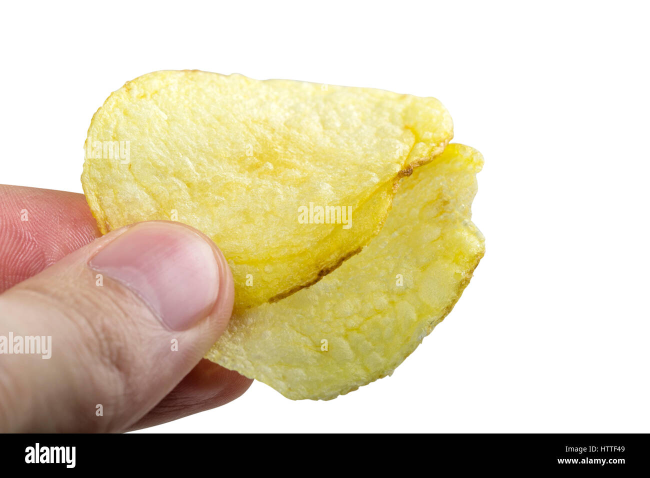 Hand des Mannes mit zwei Kartoffelchips isoliert auf weißem Hintergrund mit Beschneidungspfad Stockfoto