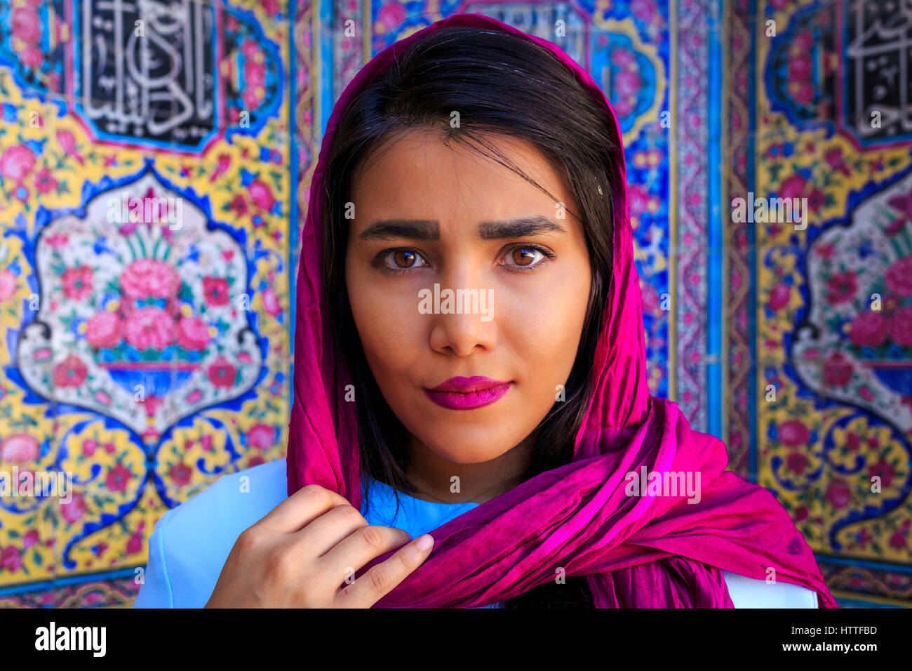 Eine junge Iranerin starrt auf der Linse. Stockfoto