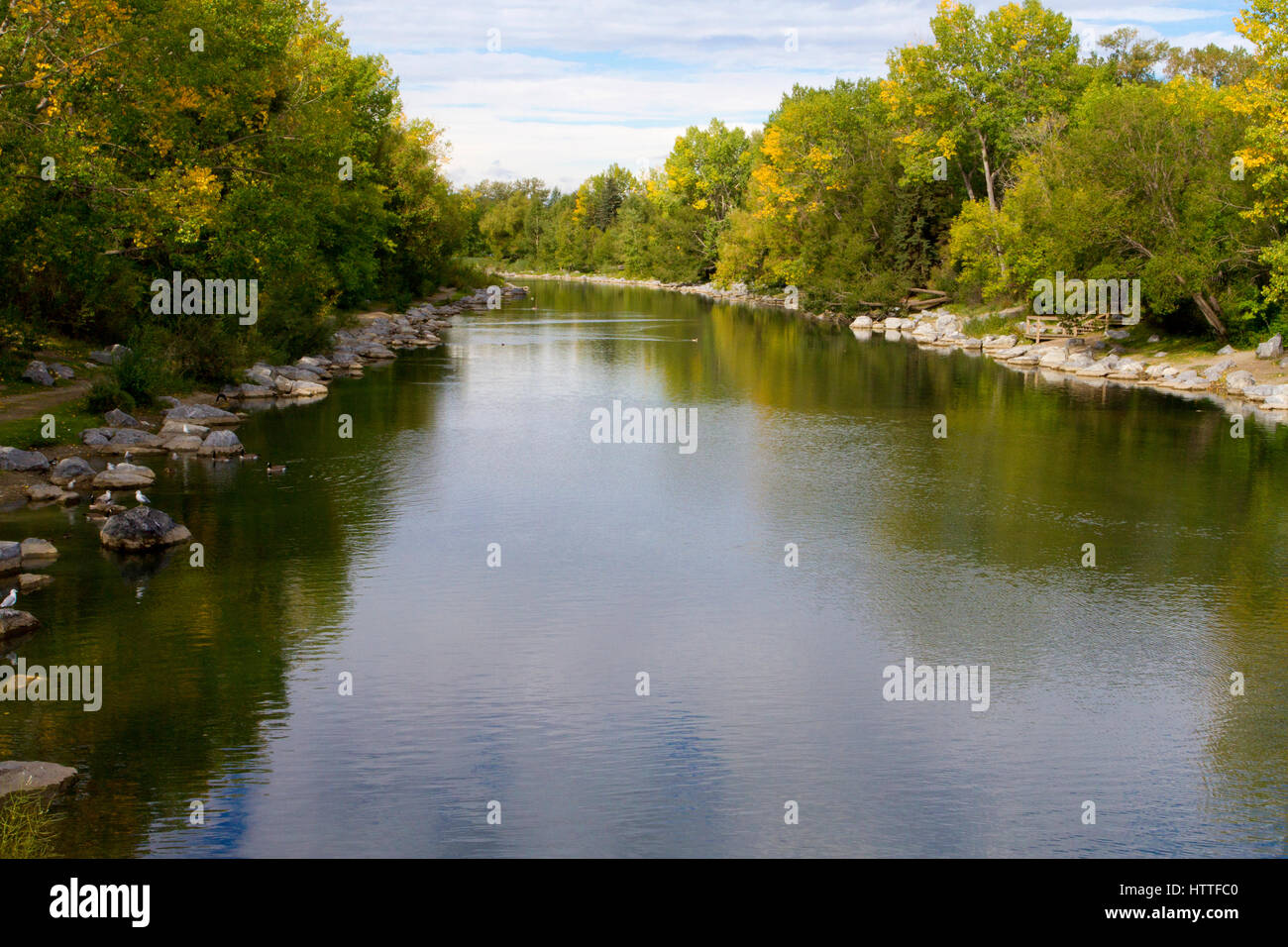 Ein Abschnitt des Flusses Bug im Prince es Island Park, Calgary, Alberta, Kanada Stockfoto