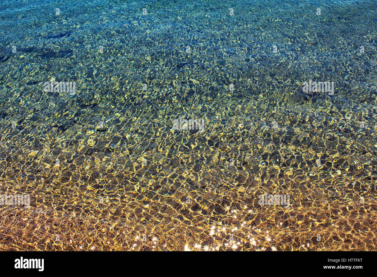 Draufsicht der Ägäis-Küste in Bodrum. Sonne glänzt auf der Wasseroberfläche. Stockfoto