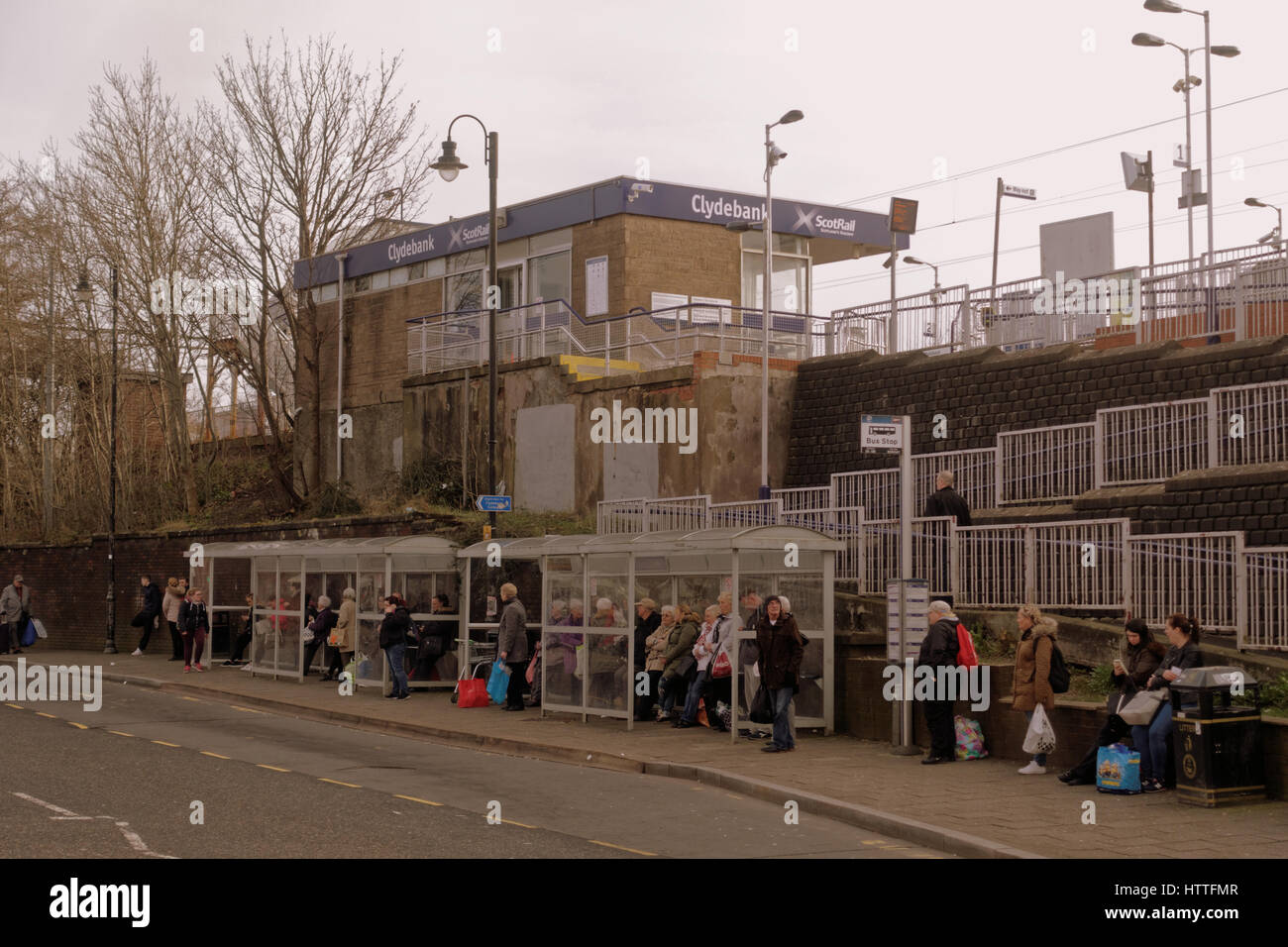 Clydebank Bahnhof mit Bus Haltungen Stockfoto