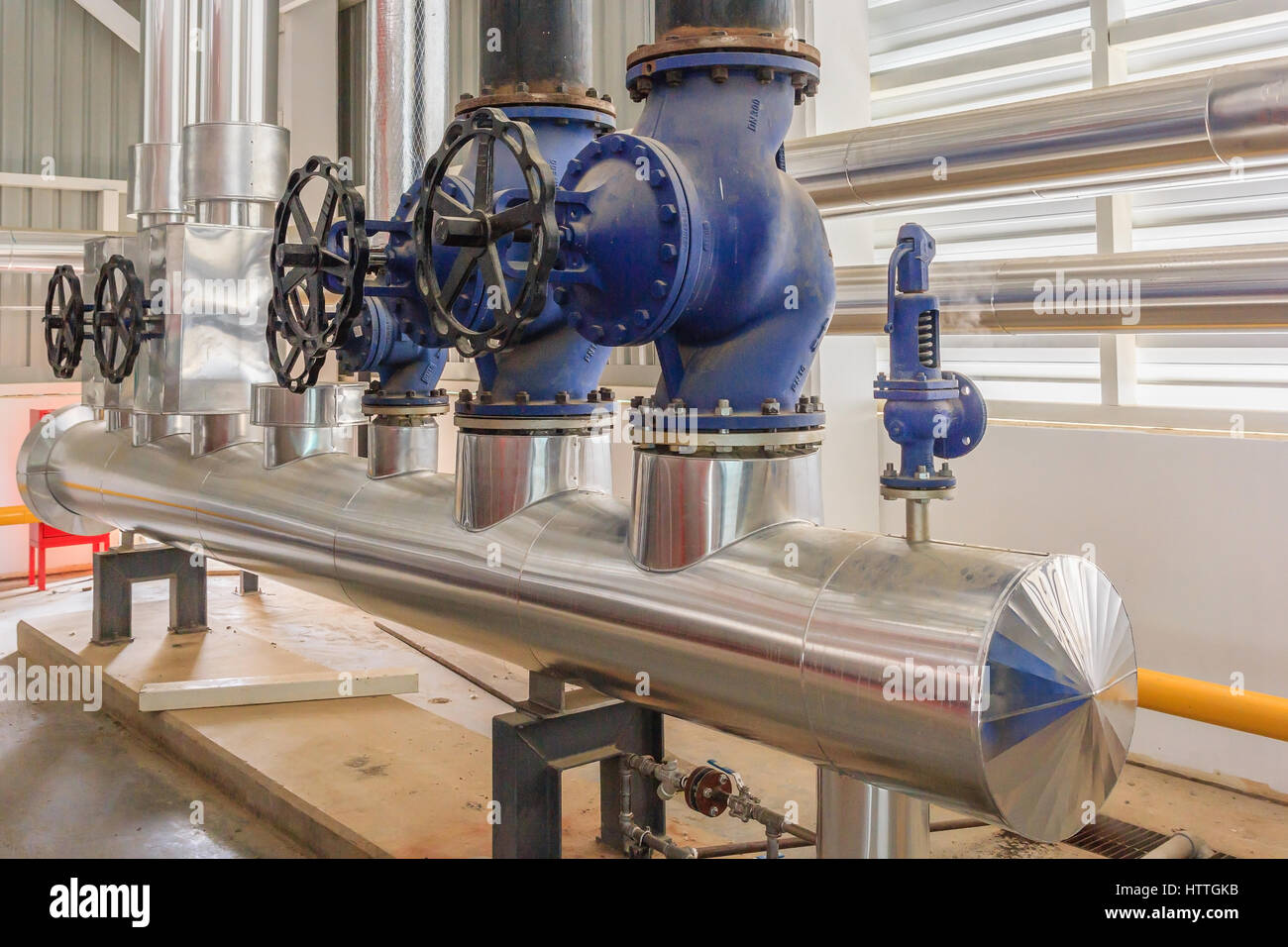 Innere des Industriegase-Heizraum mit mehreren Pumpen und Rohrleitungen Stockfoto