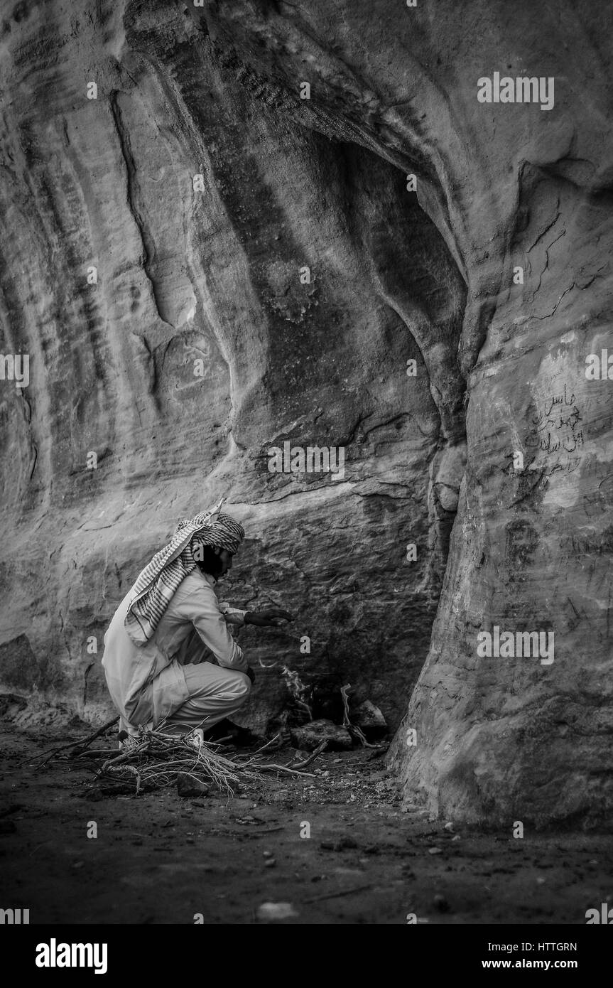 Ein Berber, die Zubereitung von Tee in der Wüste Wadi Rum Stockfoto