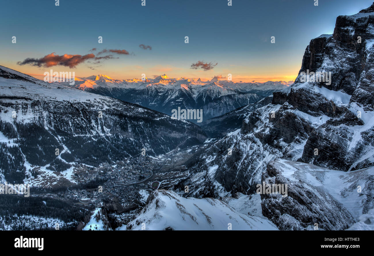 Unglaublichen Sonnenuntergang inmitten der Bergwelt von Leukerbad Gemmipass und Berg Hotel wilden Strubel. Immer noch glauben nicht ganz, dass dieses Foto aufgenommen wurde Stockfoto