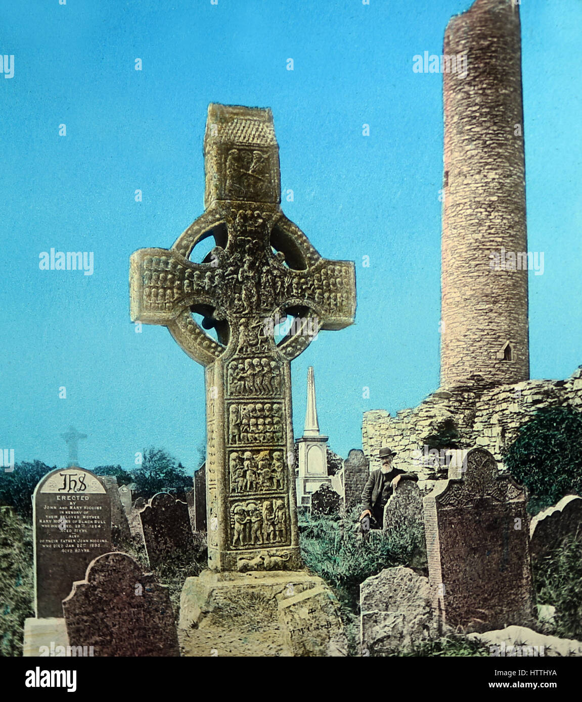 Monasterboice Cross und Rundturm, County Louth, Irland - Hand farbige Foto - viktorianische Periode Stockfoto